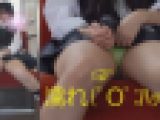 【電車対面】見せつけながらアソコをさわる彼女!!(●ω●;)【正面ぱんちら】