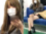 スケベな脚を見せて座るキャバ嬢風の美人お姉さん（後編）
