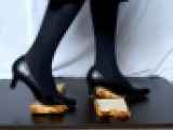 5-1　喪服で食べ物踏み潰し　食パン