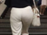 《白パンツで通勤OL》 No.1903【パンティーがインナーショーツをも突き抜ける薄さ】