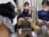 （盗撮バレ）短いスカートをまくり上げ蒸れたパンツを見せつけてくる女の子