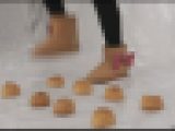 ブーツでフードクラッシュ踏み潰しフェチ　大量の食品を足で踏むf271