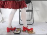 大量フードクラッシュ　メイドさんが赤いエナメルの靴で踏み潰しf447