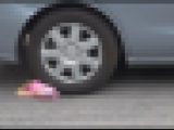 車で玩具をクラッシュするフェチ　女性運転のタイヤでオモチャを踏み壊すf222