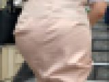 【スレンダーデカ尻女】ピンクワンピースのスレンダー体型でエロいお尻を後ろの男達に露出させで肉棒を勃起させる淫乱女【659】