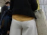 面積小さいパンツラインの美熟OLさま