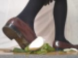 7-7　制服ローファーで野菜を踏みつけていく