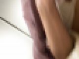 〈現役女子大生〉へそ出し巨乳がブラチラした瞬間を激撮！