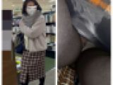 【 スマホで逆さ撮り136】おばさんのパンティ見たくないですか？黒タイツ脚と一緒に4545しましょう！【2名収録】