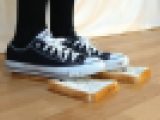 12-4　コンバースで食パンを踏みつける　足元アップVer.