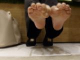 ４Ｋ足裏★匂い嗅ぎ動画収録★友達が即ギブ失笑した仕事帰りのスーツ素足パンプスの爆烈臭を食らえ