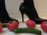 女装黒パンストハイヒールでオナニーしながトマトとキュウリを踏み潰して射精してぶっかける クラッシュフェチ