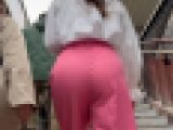 ピンクのパンツを穿いて階段でクロッチを見せつけるキレイめJD