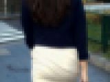 ハイヒールで闊歩する白タイトスカートOLのデカ尻