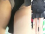 [★新作]パンチラ盗撮 超ミニスカ女子 グレーの縞パンツがハミ出し