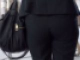 ネイビーパンツスーツOLの割れ目尻！