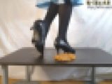 4-11　メイドさんはカレーパンをパンプスで踏みつけて提供してくれる　お得セット