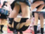 割れ目のスジがくっきり開脚パンチラ&突き出しお尻がエロい！制服女子盗撮