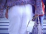 某アイドル似の美女がペラペラ白パン履いて歩いてるよ