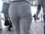 パンツスーツな肉尻OL！
