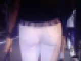 夜の繁華街を歩く白の高級ピタパンを履いた美女のお尻がエロい