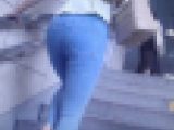 スキニーデニムで階段を上るスタイル抜群美人ギャル