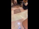 休憩所でみかけた女性の足裏