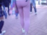 スタイル抜群の清楚系美女がピタピタなヨガパンツで歩いてるよ