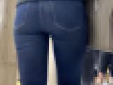 069 ピッタリ張り付くお姉さんのスキニー尻