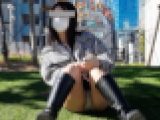 【芝生パンチラ】童顔JDの純白座りパンチラ丸見え