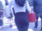 エロ過ぎるカラダのラインをした極上美女が超タイトニットに超タイトスカート履いて見せつけるように歩いてるよ
