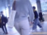 モデルスタイルの清楚美人がピタパンムニュムニュさせて歩いてるよ