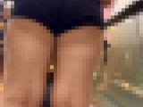 パツパツのショートパンツ美女を接写