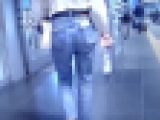 イマドキ激カワ美女がデニム履いて歩いてるよ