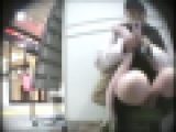 【素人パンチラ】こんな時間に駅で時間を潰す娘