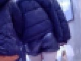 激カワ美少女が光沢感のあるレザーショートパンツ履いてエロい肉尻浮かび上がらせながら歩いてるよ