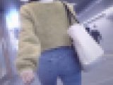 清楚系の激カワ女子大生がタイトなデニム履いて抜群のスタイルで歩いてるよ