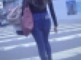 超エロスタイルの美人ギャルがスキニーデニム履いてクビレライン強調して歩いてるよ