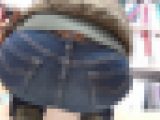 お姉さんのしゃがみ尻の丸み②