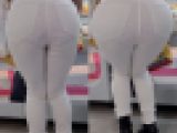 【ホワイトスキニー】パンティーが透けて丸見えの金髪お姉さん4