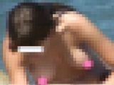【フルHD】海水浴場で突然ブラを外して！２５ ノーブラ乳揺れ