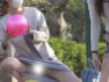 公園パンチラ５　GJ！ボールが転がってきて拾う際にガバっと大開脚！