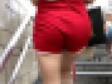 【再販】赤いショートパンツを履き、高身長が特徴のむっちりした太腿をした女性のセクシー階段闊歩シーン【20】