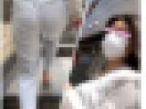 【再販】パンツスタイルが似合っている女性の階段闊歩シーン。記事の薄いパンツで女性のラインがしっかり映ってます【26】