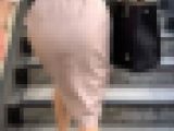 【再販】ピンクのスウェードスカートがお尻にピッタリ張り付いて女性の魅力を最大限に引き出すような歩行をするシーン【31】