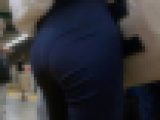 神尻パンツスーツ美女