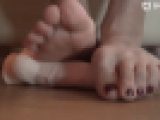 【顔出しあり】高橋凛ちゃんの素足・ディルド踏み２（接写映像）