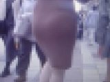 デカ尻お姉さんがタイトワンピ着て歩く姿がイヤらしい
