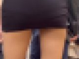 ミニスカワンピースにお尻がハミ出てしまってる美女