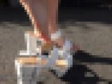ブーツ、サンダルを紐を縛らずに脱げそうにだらしなく履くフェチf793